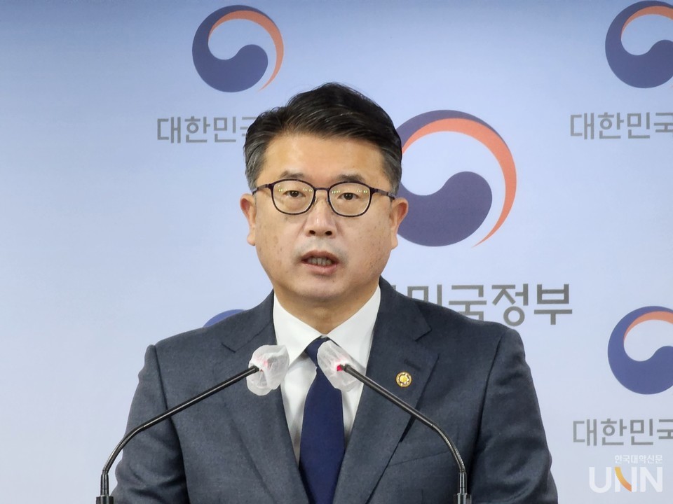 지난해 11월 서울 정부청사에서 열린 고등평생교육 재정 확충 방안 브리핑에서 장상윤 교육부 차관이 발표를 하고 있다. (사진=한국대학신문 DB)