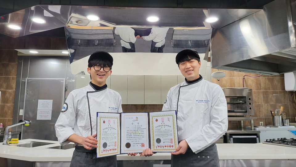 지난해 11월 5일 개최된 ‘제19회 향토食문화대전 국제 탑 셰프 그랑프리요리대회’에서 금상을 수상한 호텔조리과 재학생들.