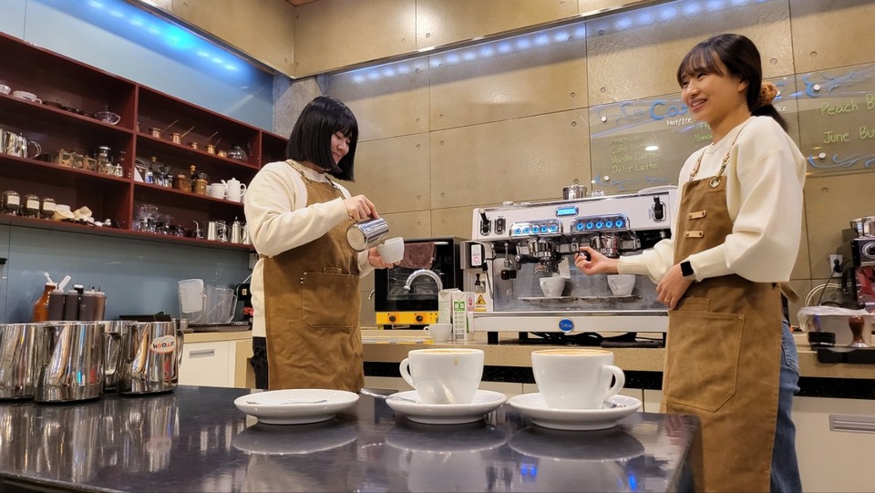 신안산대 호텔외식카페창업학과 재학생들이 커피를 직접 만들고 있다. (사진=신안산대)
