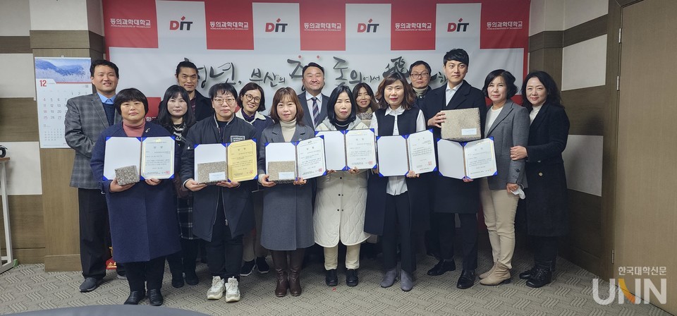 ‘제2회 전국전문대학교 LiFE사업 재학생 공모전 시상식’에서 수상자들이 김영도 총장(뒷줄 가운데)과 함께 단체 기념 촬영을 하고 있다.