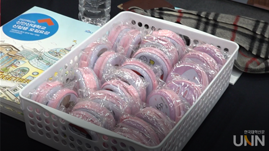 신안산대에서 나눠주는 기념품. (사진=오지희 기자)