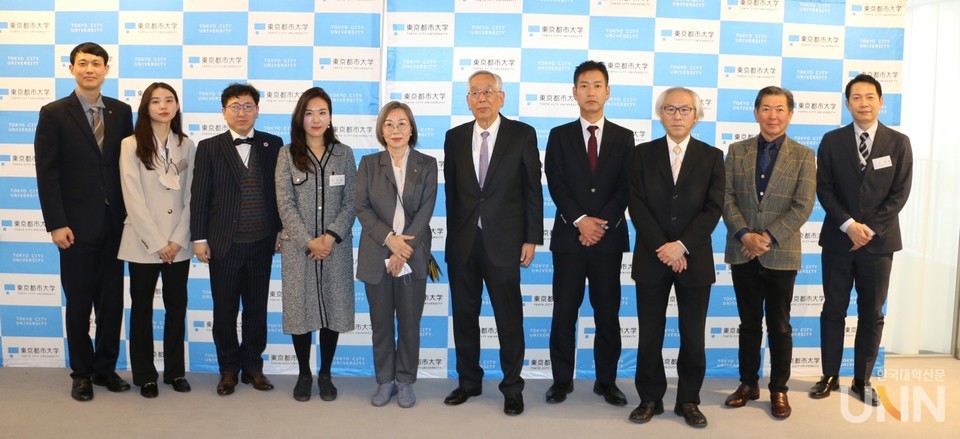 도쿄도시대학 총장 일행과 교류 협력 기념 사진.