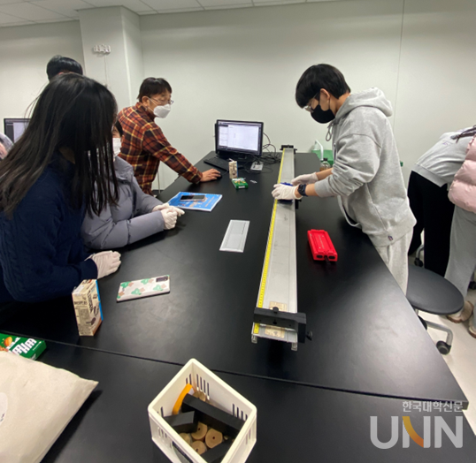 예비대학(고운 Pre-Star) 기초과학 실험 실습중인 학생 .