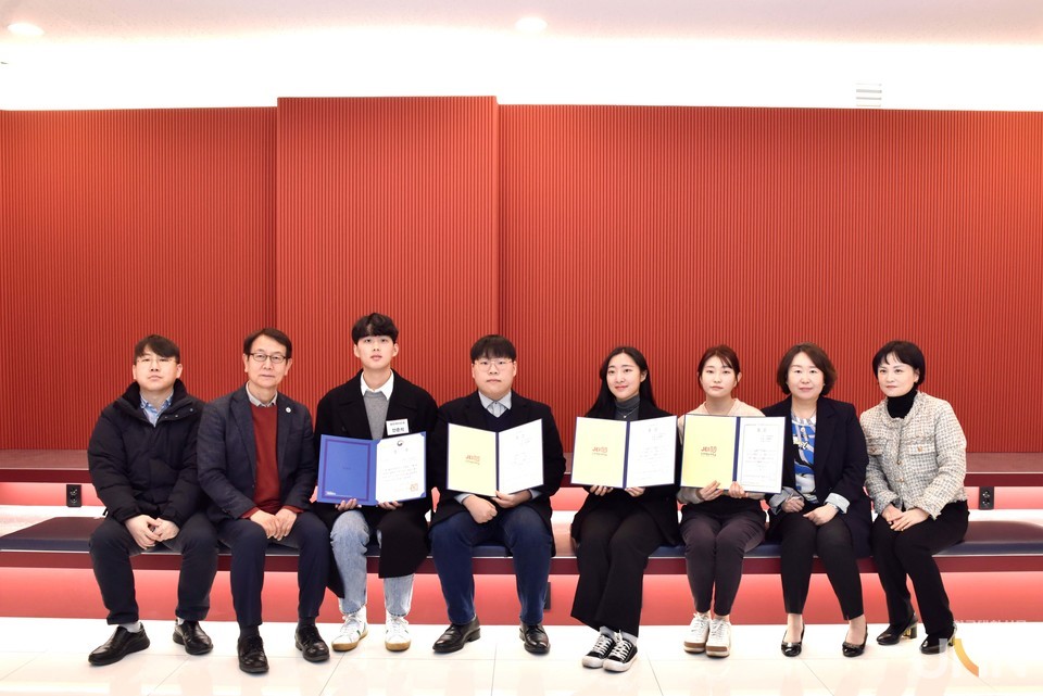 인천재능대 취창업진로지원센터는 16일 시상식을 개최하고 수상 학생들을 축하했다.