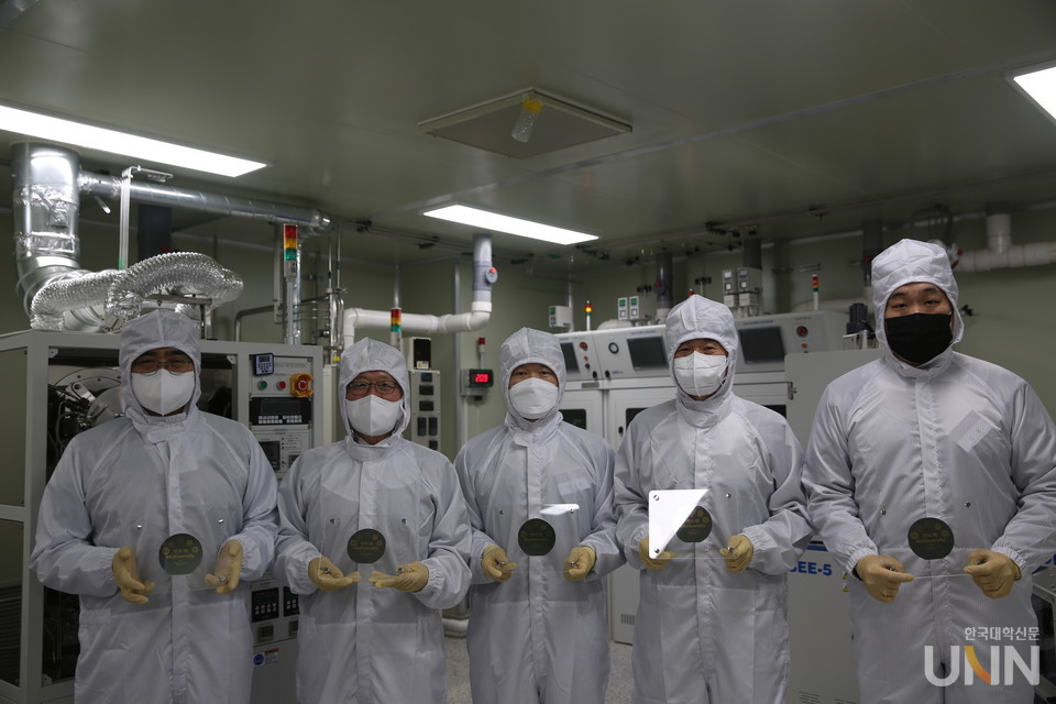 아주대 클린룸에서 찍은 단체사진. 왼쪽부터  금오공대 허장욱 단장, 충북대 유재수 단장, 부산대 반치범 부단장, 아주대 김상인 단장, 서울과기대 김현 부단장.