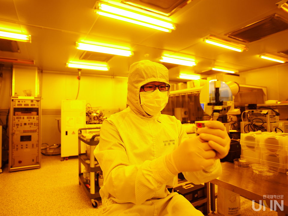 아주대 클린룸에서 반도체 관련 연구를 하고 있는 모습.