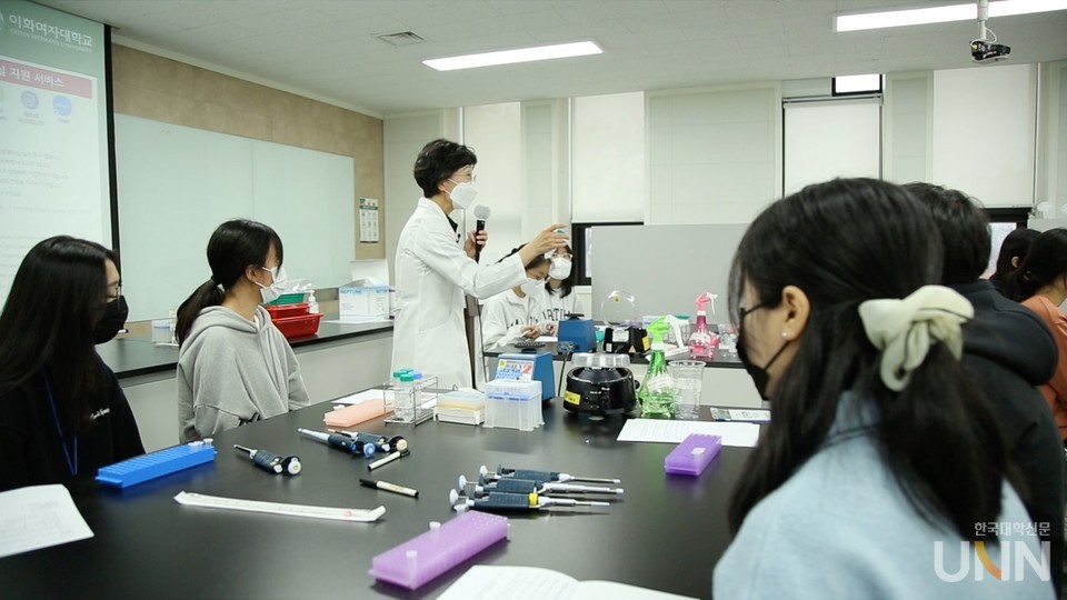 약학대학에서 게놈 유전자 분리 실습 수업을 받고있는 고교생들.