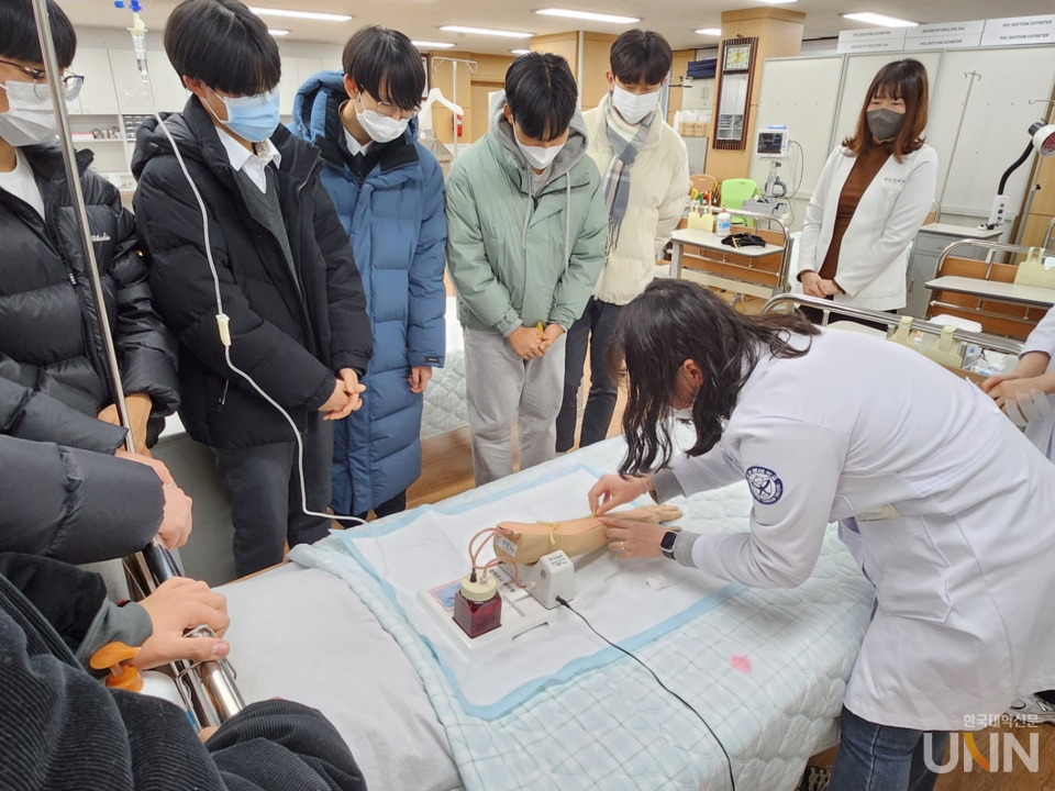 관내 고등학생들이 간호 실습을 참관하고 있다.