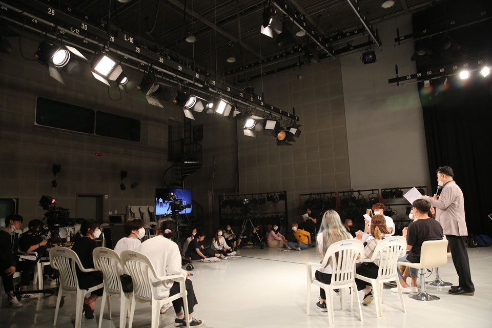 HDTV 스튜디오 수업을 진행하고 있는 동아방송예술대 학생들. (사진=동아방송예술대)