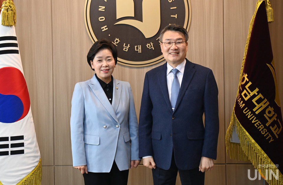 양향자 의원이 박상철 총장(오른쪽)과 기념촬영을 했다.