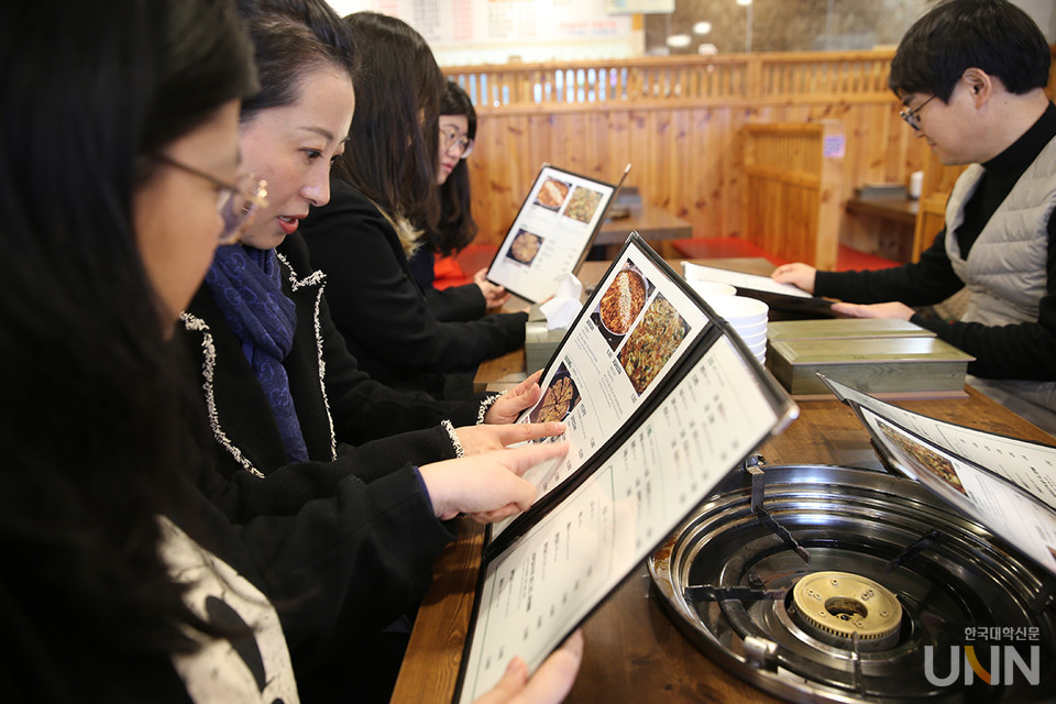 목원대 글로벌비즈니스학과 학생들이 대학 주변 식당에 외국어 메뉴판을 제작해 보급했다.