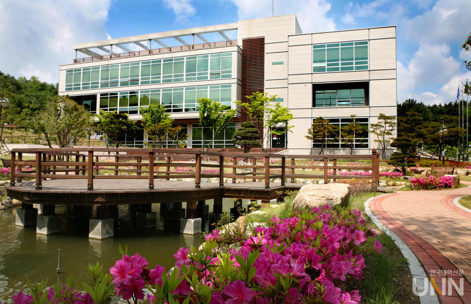 대학 본관.