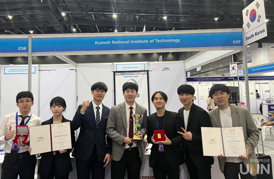 전시회 부스 앞 단체사진.