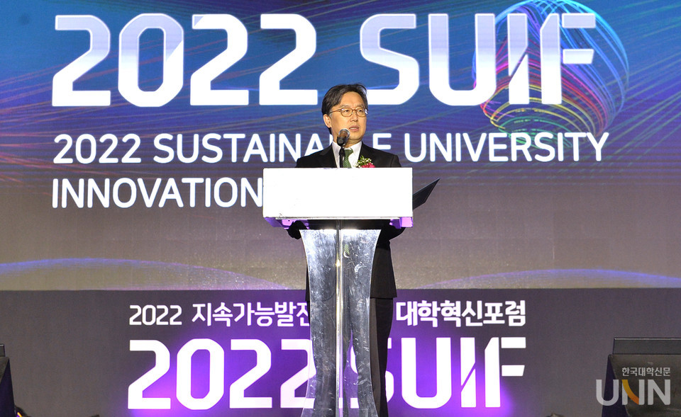 김석수 대학혁신지원사업총괄협의회 회장이 9일 부산 벡스코에서 열린 ‘2022 지속가능발전을 위한 대학혁신포럼’에서 개회사를 하고 있다. (사진= 한명섭 기자)