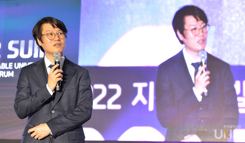 최동기 한국연구재단 대학지원팀장이 9일 부산 벡스코에서 열린  ‘2022 지속가능발전을 위한 대학혁신포럼’에서 2023년도 사업 집행 기본 방향에 대해 강연하고 있다. (사진= 한명섭 기자)