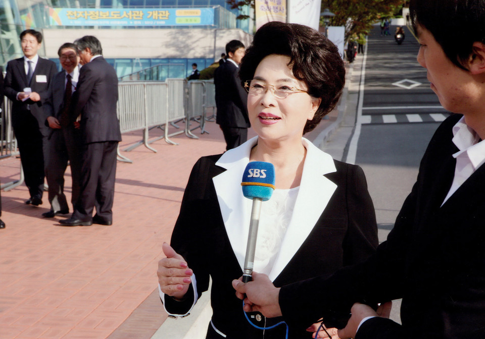 이길여 가천대 총장이 비전타워 오픈식 및 세살마을 축하행사에 참여해 인터뷰를 하고 있다. (사진=가천대 제공)