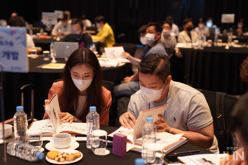 인하대 등이 지난해 개최한 초기창업패키지 인천지역 연합워크숍에 참여한 기업 관계자들이 설명을 듣고 있다.