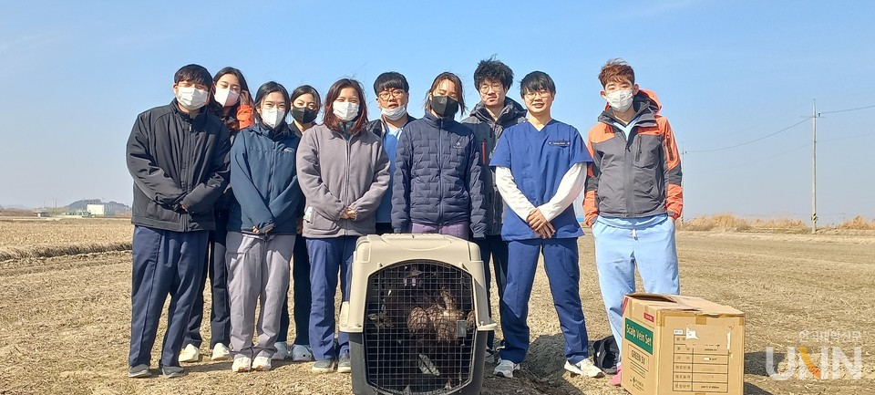 독수리 방사 전 전북야생동물구조관리센터 수의사들.