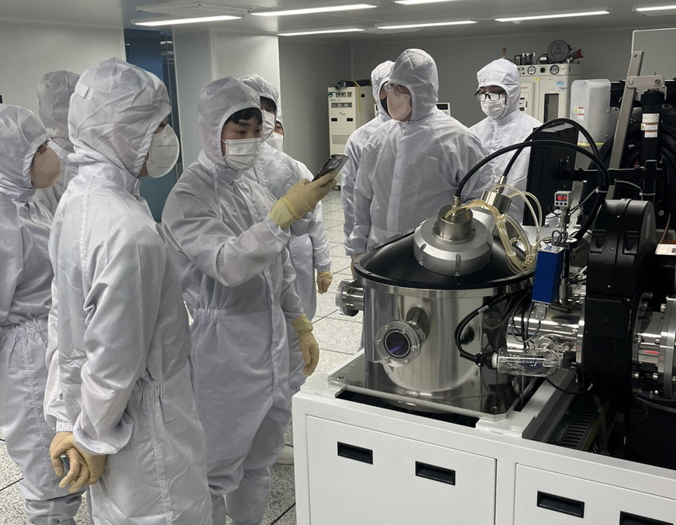 클린룸에서 실습하고 있는 학생들