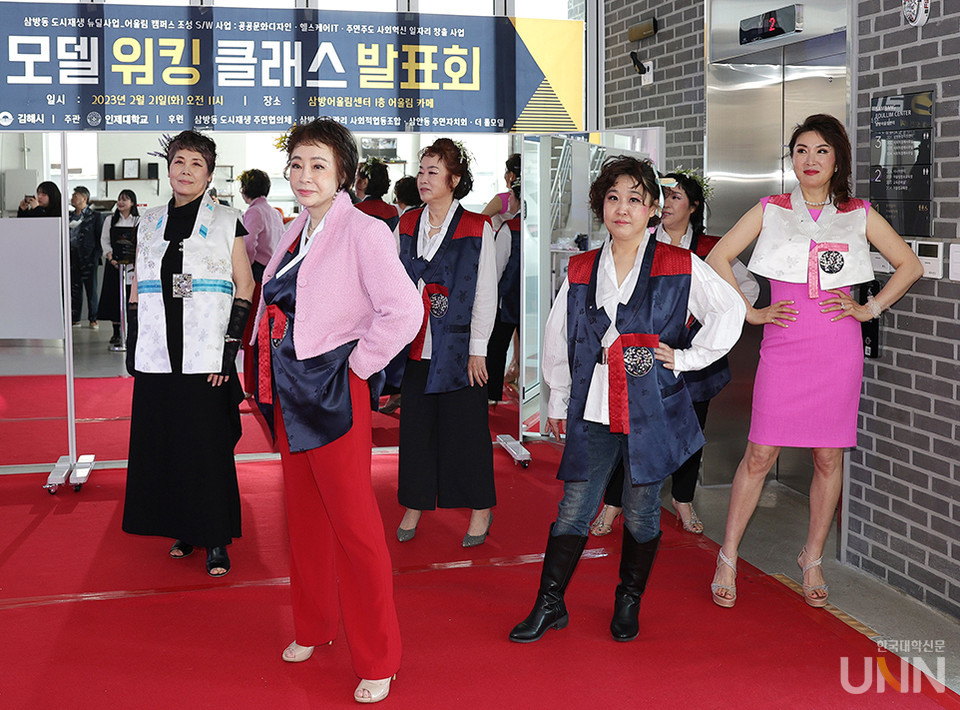 포즈를 취하고 있는 시니어 모델.