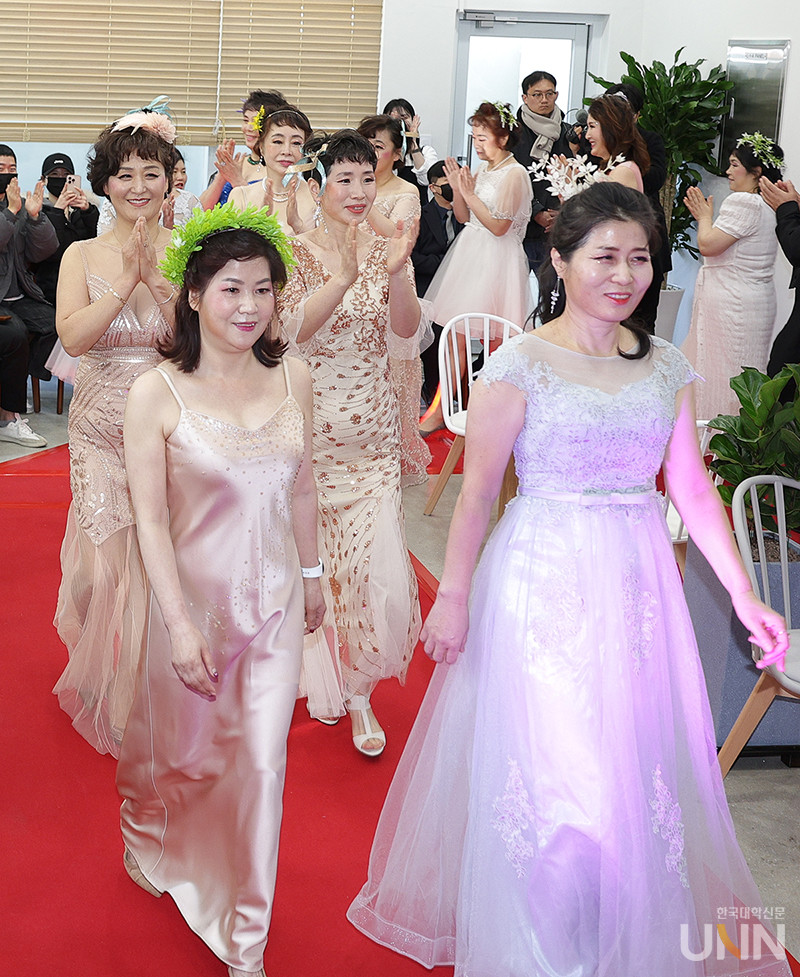 시니어 모델들의 워킹.