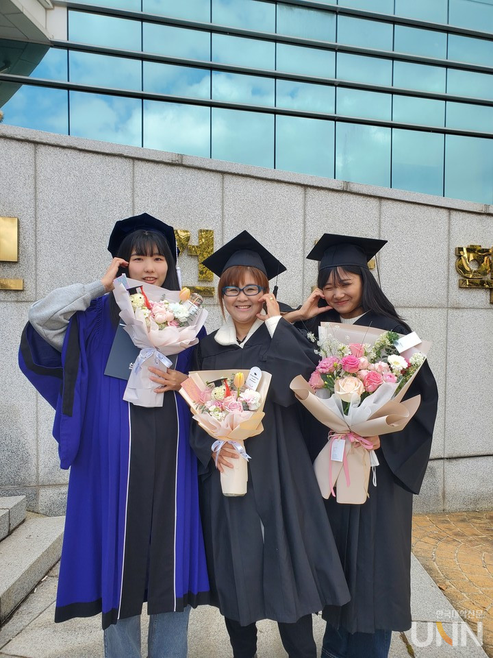 왼쪽부터 조하영, 어머니 김혜영 씨, 조서영 양.