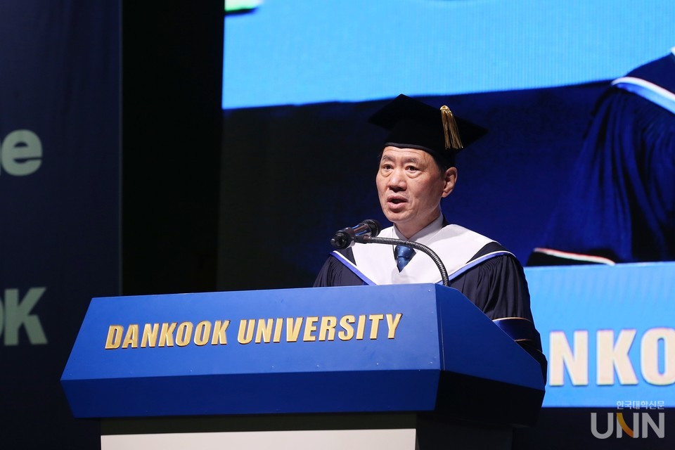 김수복 단국대 총장이 신입생 입학허가 선언을 하고 있다.