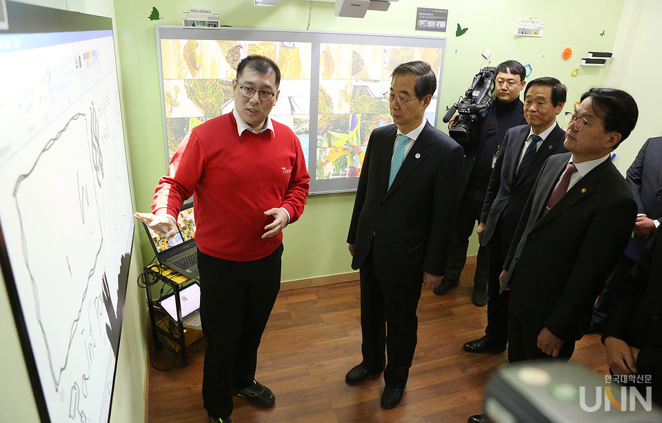 한덕수 국무총리가 페인트팜을 방문해 설명을 듣고 있다.