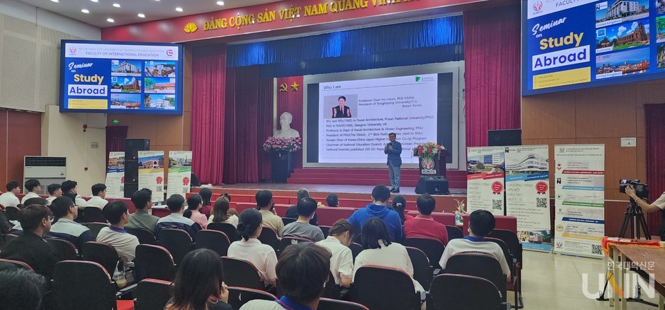 전호환 총장이 호치민교통대에서 특강을 하고 있다.