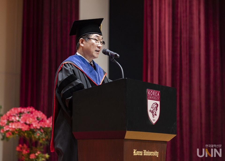 김동원 고려대 총장이 취임사를 하고 있다.