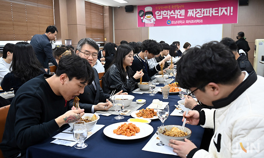 박상철 총장이 외식조리학과 신입생들과 짜장면 점심을 함께하고 있다.