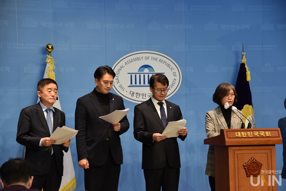 더불어민주당 정순신 검사특권 진상조사단이 9일 국회 소통관에서 서울대의 정순신 변호사 아들 관련 자료 제출 거부 행태를 비판하는 기자회견을 하고 있다. (사진= 강득구 의원실 제공)