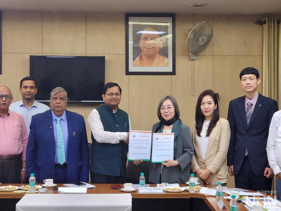 인도 가우탐부다대학교에서 MOU 체결하는 동국대 WISE캠퍼스 이영경 총장 일행.