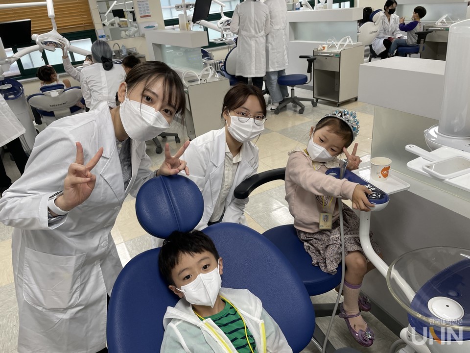 김예빈 씨(사진 뒷줄 왼쪽에서 두 번째)는 국내 소재 한 치과에서 치료 봉사활동에 참여하고 있다. (사진=김예빈 씨 제공)
