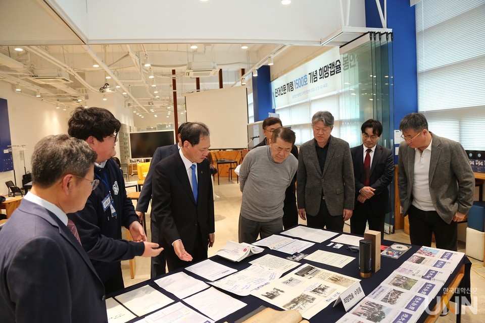 참석자들이 희망캡슐에 봉인될 단대신문 물품들을 살펴보고 있다.