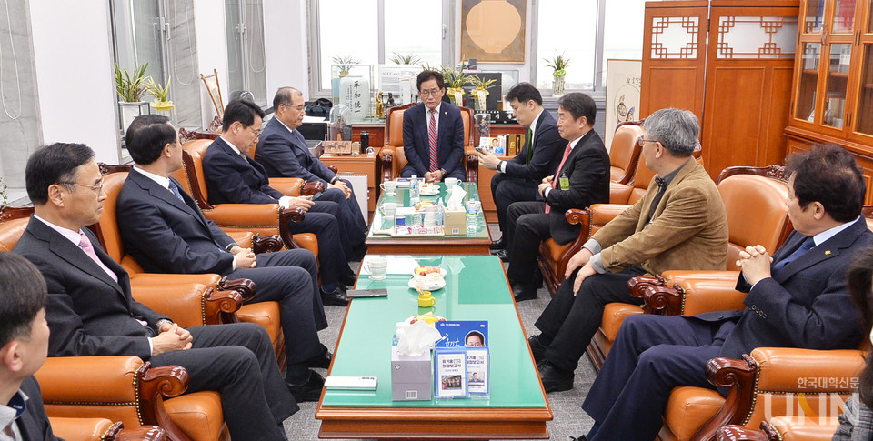 유기홍 국회 교육위원장과 거점국립대 대학 총장들이 대화를 나누고 있다. (사진=한명섭 기자)