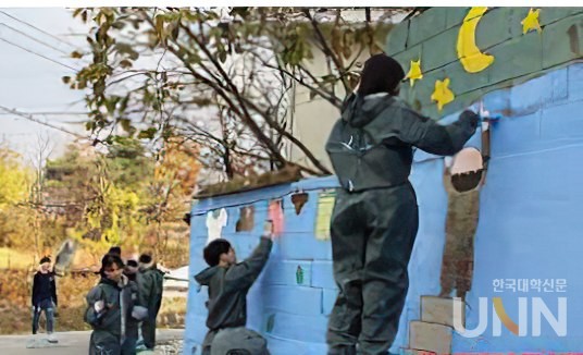 ​세종시 동아리·교수모임이 지역사회 환경을 개선하기 위해 벽화 그리기 봉사활동을 하고 있다. (사진=홍익대(세종) 제공)