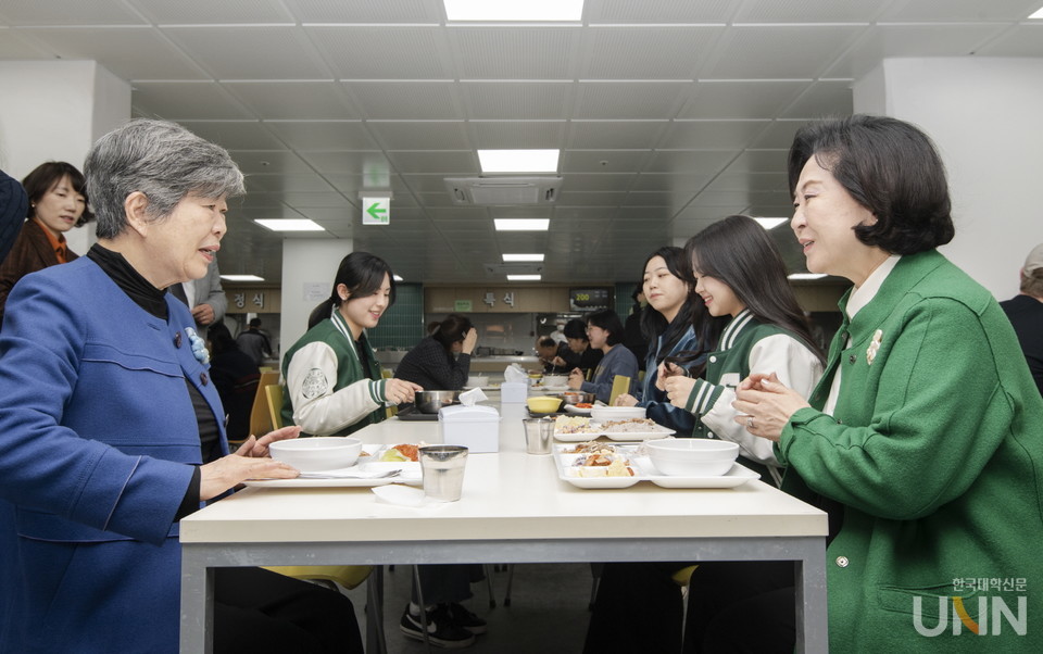 이화학당 장명수 이사장(왼쪽)과 김은미 총장이 학생들과 함께 학생식당을 이용하고 있다.