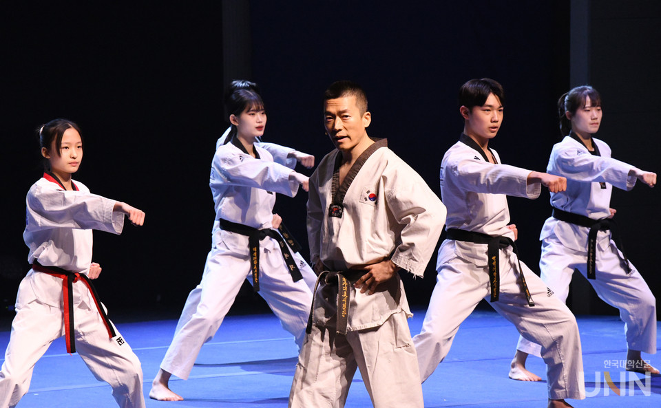 박동영 교수가 지난해 무대에 올린 ‘아트킥’ 공연에서 열연하고 있다.