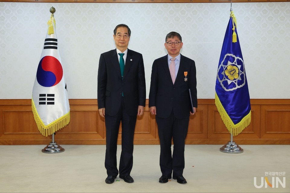 김홍기 교수(오른쪽)가 한덕수 국무총리와 기념촬영을 했다.