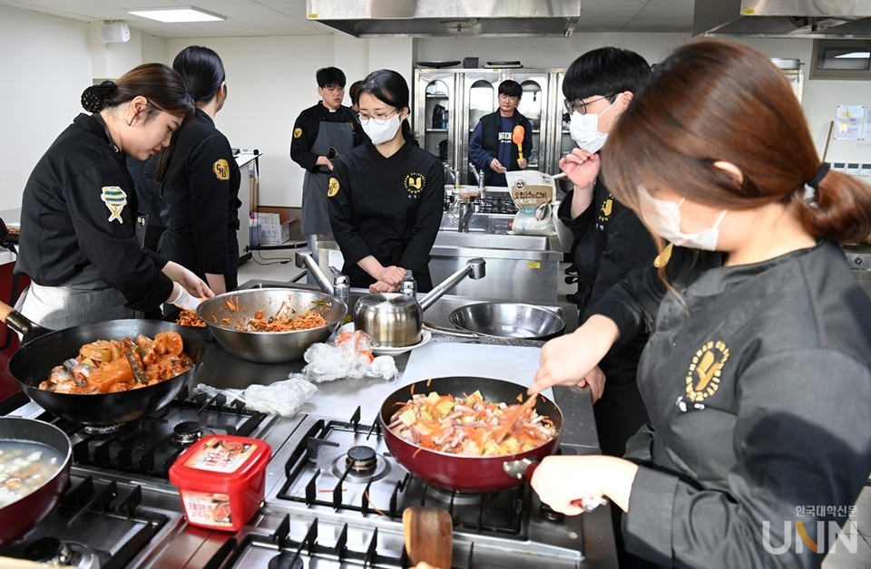 음식을 조리하는 학생들.