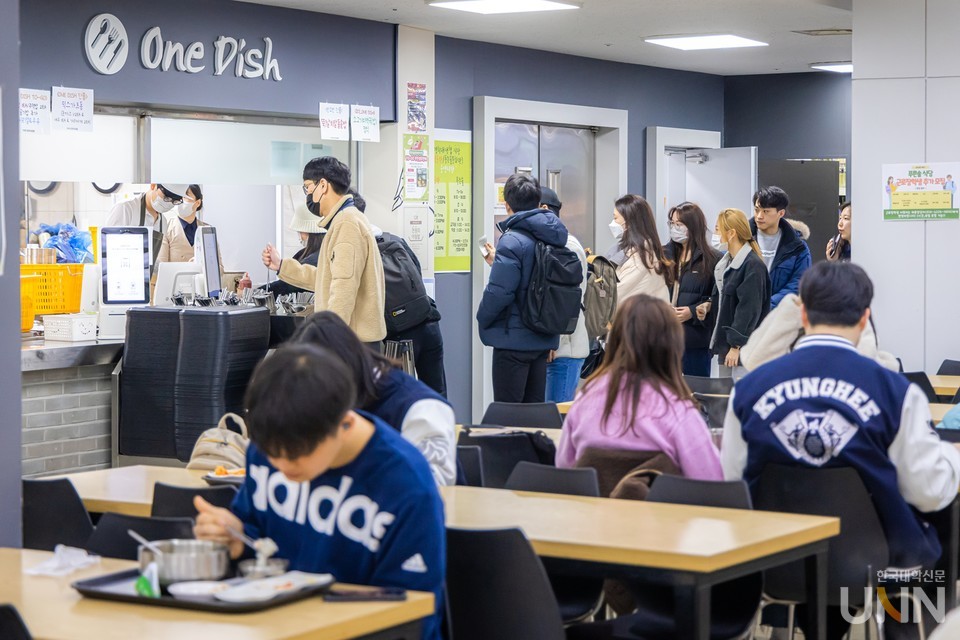 13일 경희대 서울캠퍼스에서 천원의 아침밥 사업을 시작하며 첫날부터 대학생들이 높은 관심을 보였다. (사진=경희대)