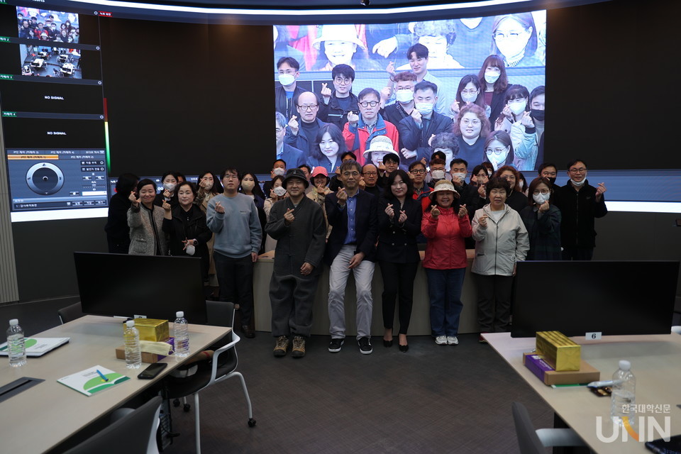 김승현 인하대 평생교육원 원장과 청년시민캠퍼스 개강식에 참여한 시민 등이 기념사진을 촬영하고 있다.