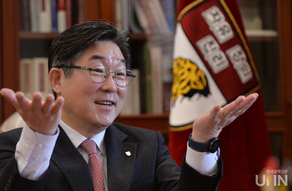 김동원 총장이 앞으로 이끌어 갈 고려대의 비전에 대해 설명하고 있다. (사진=한명섭 기자)