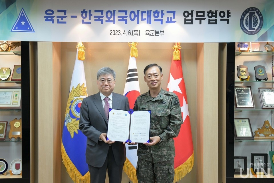 한국외대 특교원, 육군과 업무협약 체결. 왼쪽부터 이은구 원장, 김 권 인사참모부장.