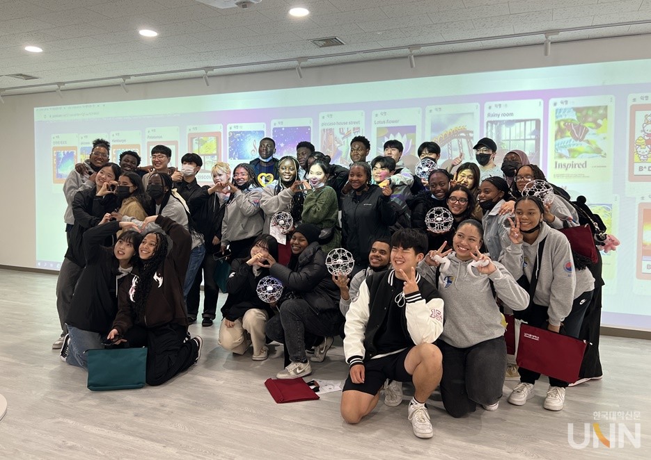 남서울대 학생들이 뉴욕 고등학생들과 기념 촬영.