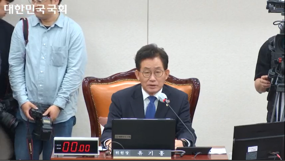 유기홍 국회 교육위원회 위원장이 14일 정순신 변호사 아들의 학교폭력 진상 조사를 위한 청문회에 지난달 31일에 이어 또다시 모습을 드러내지 않은 정 변호사를 강하게 질타했다. (사진= 국회의사중계시스템)