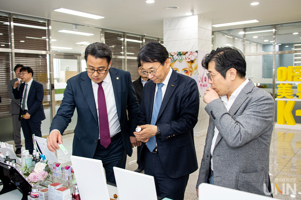 글로벌코스메틱센터를 둘러보는 변창훈 총장(왼쪽)과 박상규 중앙대 총장.