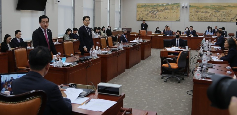 17일 진행된 안건조정위 회의에 반발한 이태규 의원과 김병욱 의원이 퇴장의사를 밝히고 있다. (사진=이태규 의원실)