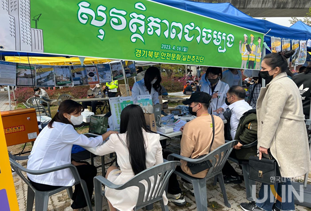 경기북부 근로자건강센터가 의정부시청 야외무대에 설치한 홍보부스에서 외국인 근로자를 대상으로 건강상담을 진행했다.